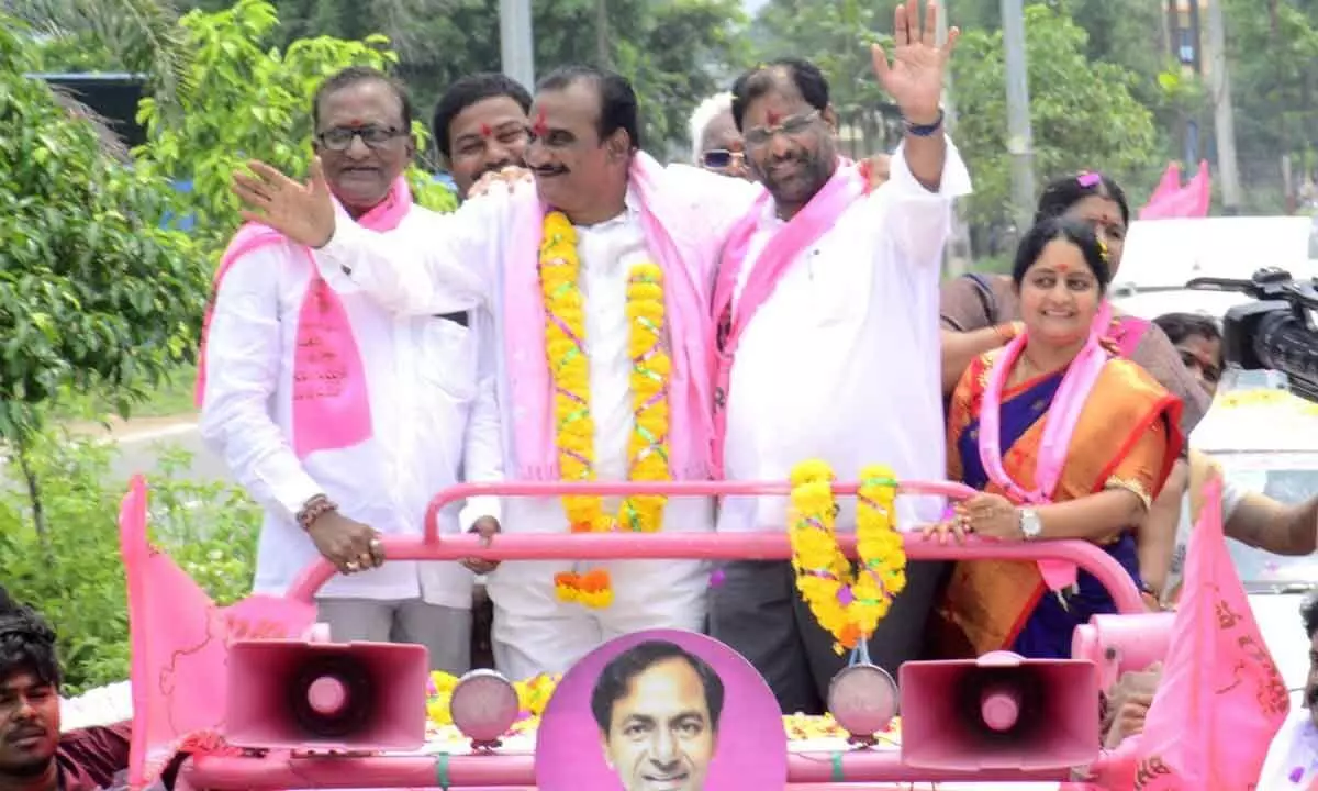 Rajya Sabha MP Vaddiraju Ravichandra along BRS candidate and sitting MLA Vanama Venateswara Rao participating in a  huge rally in Kothagudem on Monday