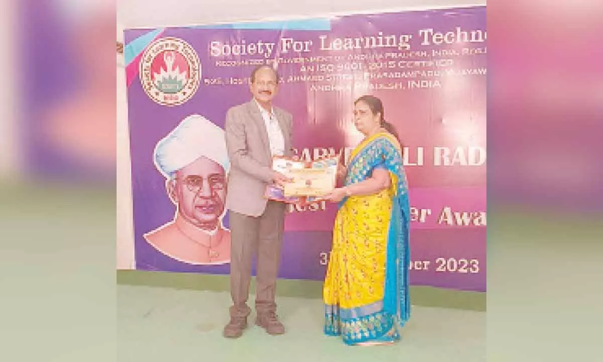 Prof Chandi Kumari receiving Best Teacher Award from Prof K Rama Mohan Rao of APSCHE in Vijayawada.