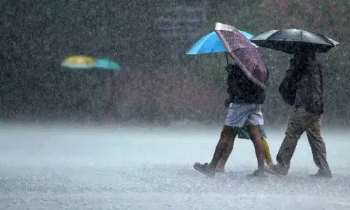 Heavy showers in Hyderabad puts lives out of wind