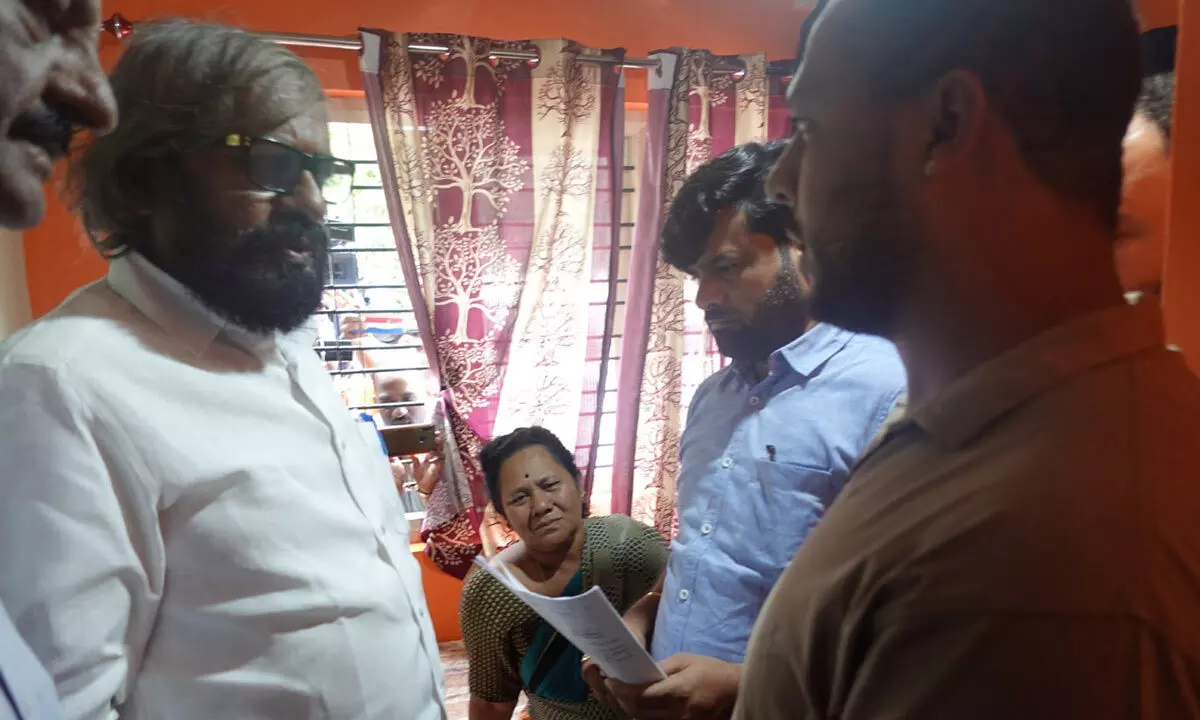 Forest Minister visits the house of Venkatesh, who died in an elephant attack; Rs 25 lakh compensation announced