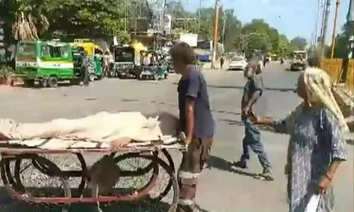 UP woman carries sons body on cart, probe ordered