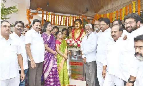 Former TTD chairman YV Subba Reddy unveiling the statue of Medapati Seetharami Reddy in Rajamahendravaram on Wednesday. RUDA Chairperson Medapati Sharmila Reddy, Rajanagaram MLA Jakkampudi Raja and DCCB Chairman Akula Veerraju are also seen.
