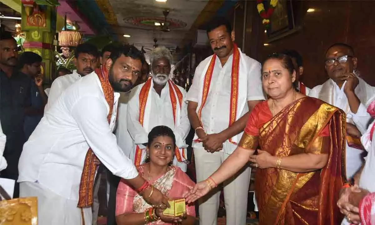Vijayawada: Minister RK Roja visits Durga temple