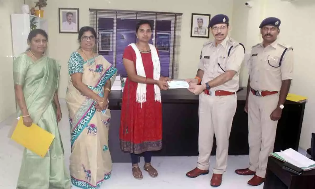Anakapalli: Police reaches out to home guards family