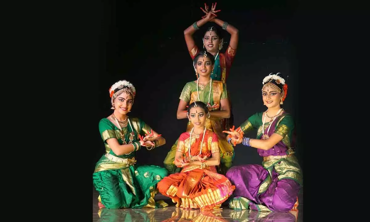 2017-4-Krishna pose - Naatyaanjali