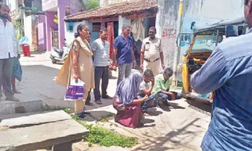 Kurabalakota: Volunteers held for illicit liquor sale