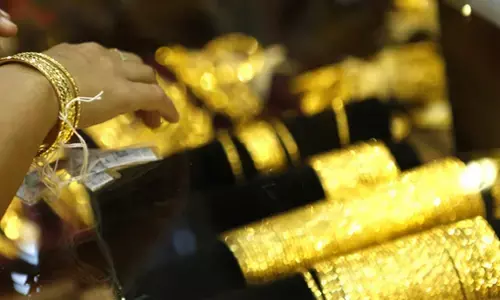 Hyderabad: Rush hour at gold stores as prices fall