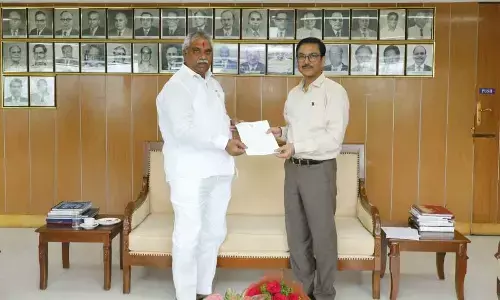 Vijayawada Central MLA and State Planning Board Vice-Chairman Malladi Vishnu submitting a memorandum to General Manager of South Central Railway Arun Jain in Secunderabad on Friday