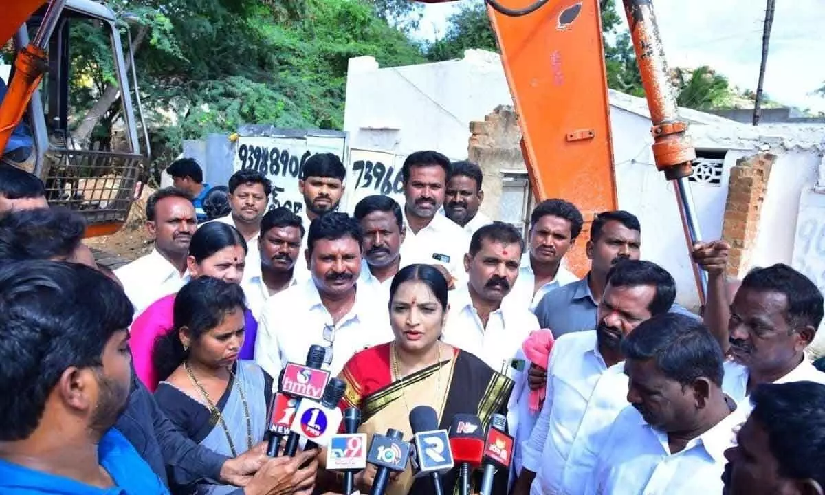 Usha Sricharan lays stone for Kalyandurg, Idukalku road construction works