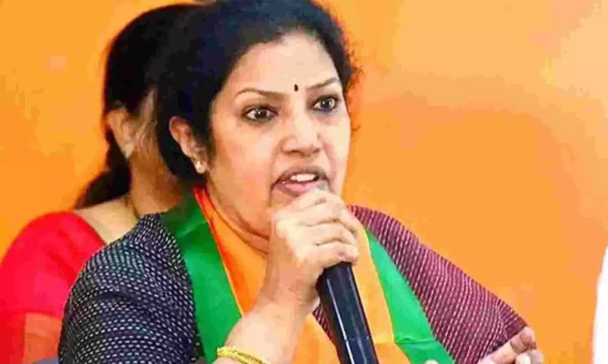 Purandeswari condemns police act against Pawan, asks why they stopped him