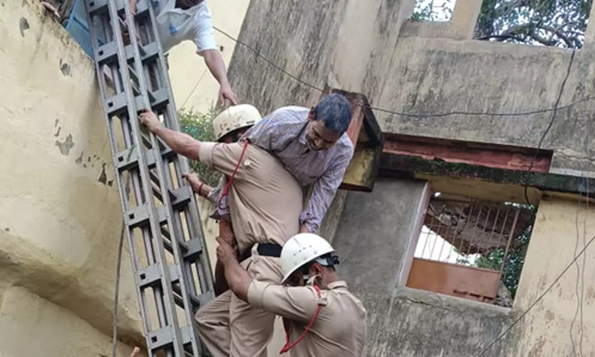 Jharkhand: CISF Fire Wing rescues 21 persons from building collapse site