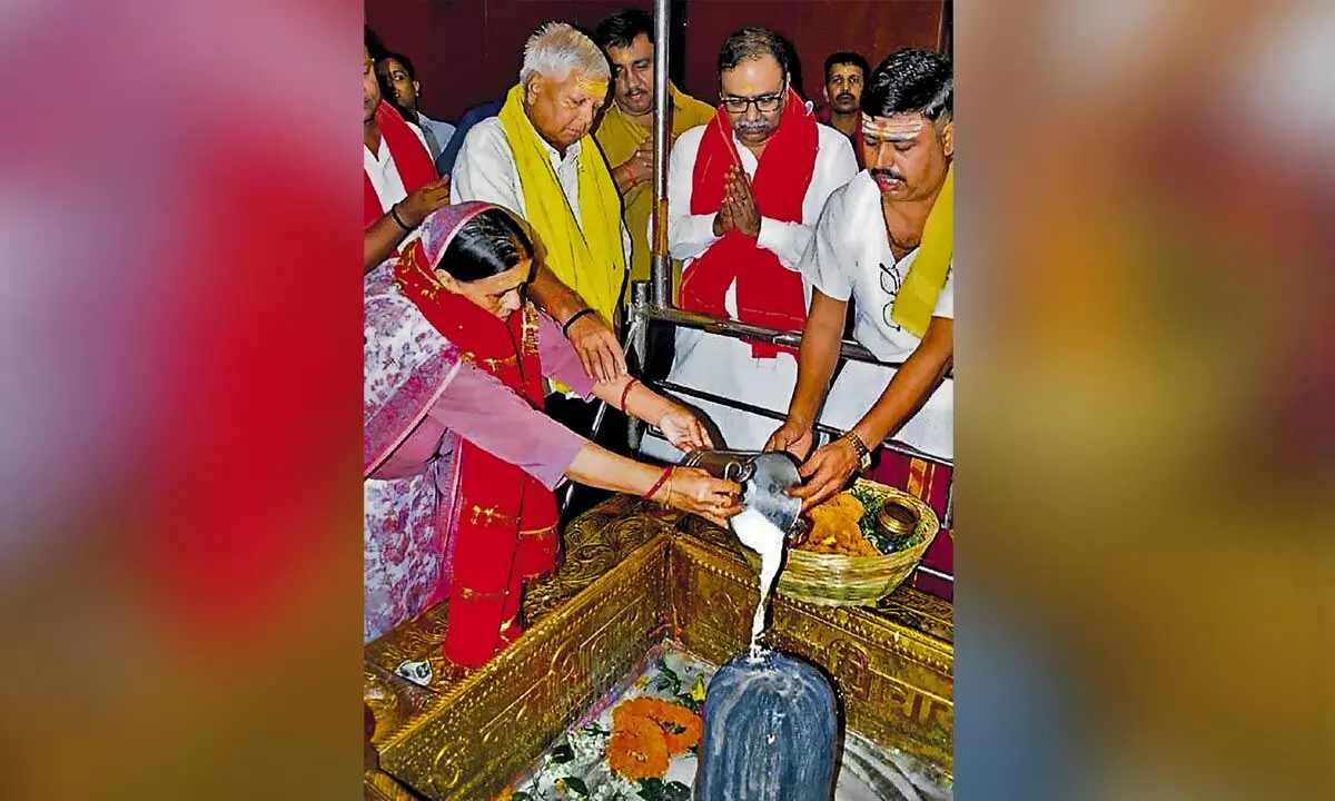 Lalu, Rabri visit Jharkhands Deoghar to offer prayers at Baidyanath Dham temple