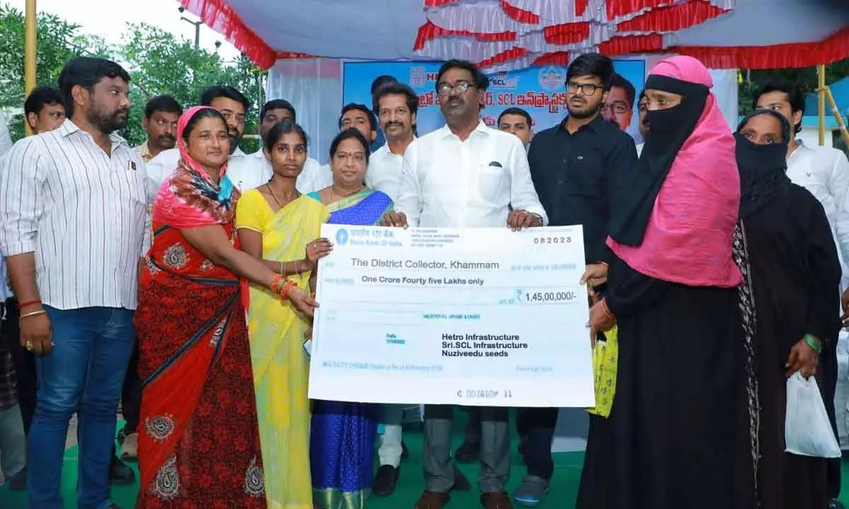 Minister for Transport Puvvada Ajay Kumar distributing cheques to Munneru flood Victims at Khammam on Sunday.