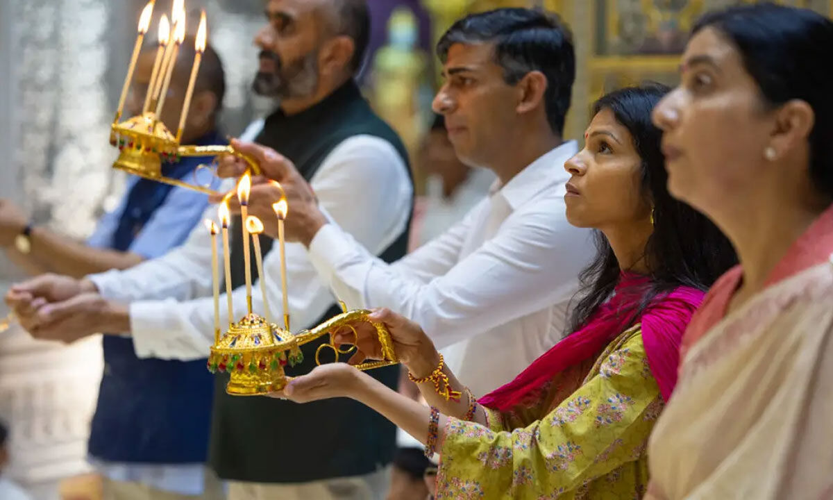 Sunak, wife pray at Akshardham Temple