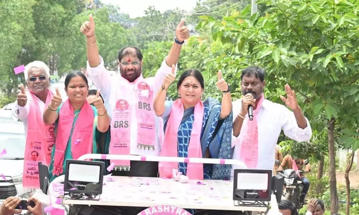 MP Vaddiraju Ravichandra participating in a road show at Yellandu in Bhadradri-Kothagudem district on Monday