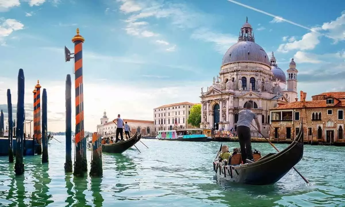 Venice to vote on 5-euro a day fee for tourists