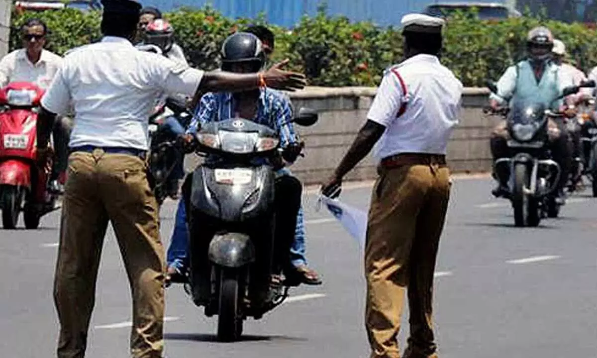 Srikakulam: Traffic police conduct drive over safe driving