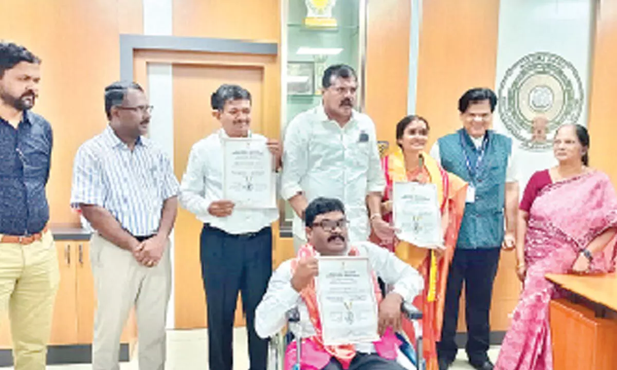 Education Minister Botcha Satyanarayana felicitating the best teacher awardees at a function in Vijayawada on Tuesday