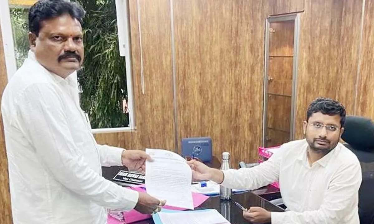 TPCC Secretary Meesala Prakash submitting a memorandum to Greater Warangal Municipal Commissioner Rizwan Basha Shaikh in Warangal on Tuesday