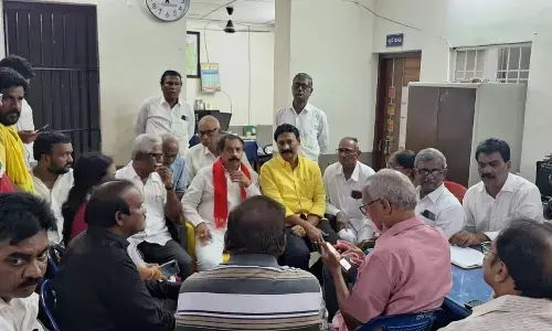CPM State secretary V Srinivasa Rao and CPI State secretary K Ramakrishna meeting Vijayawada East MLA Gadde Rammohan Rao at the Governorpet police station in Vijayawada on Monday