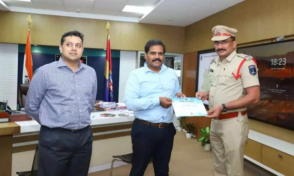 Rangareddy: CI Pratap Lingam honoured with Best Service Award