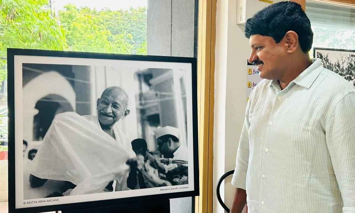 Hyderabad: MP Santhosh Kumar visits photogallery of Kulwant Roy