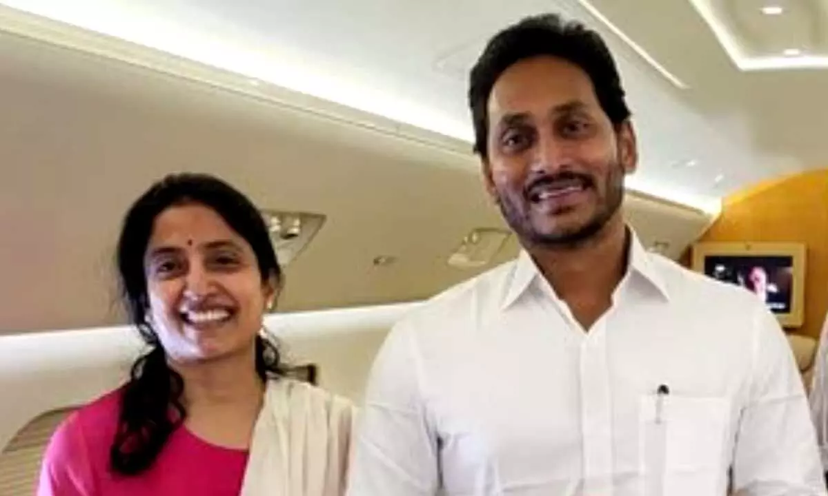 YS Jagan and YS Bharati receives notices