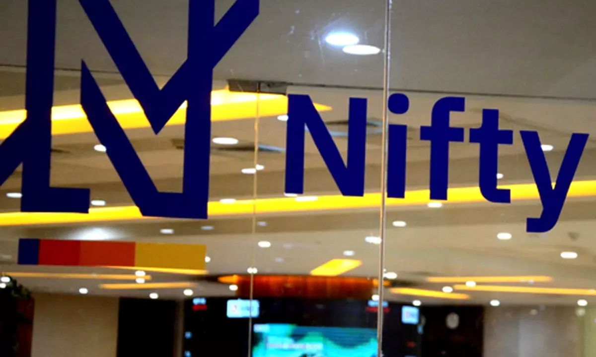 Nifty fluctuates after reaching record highs in early trade