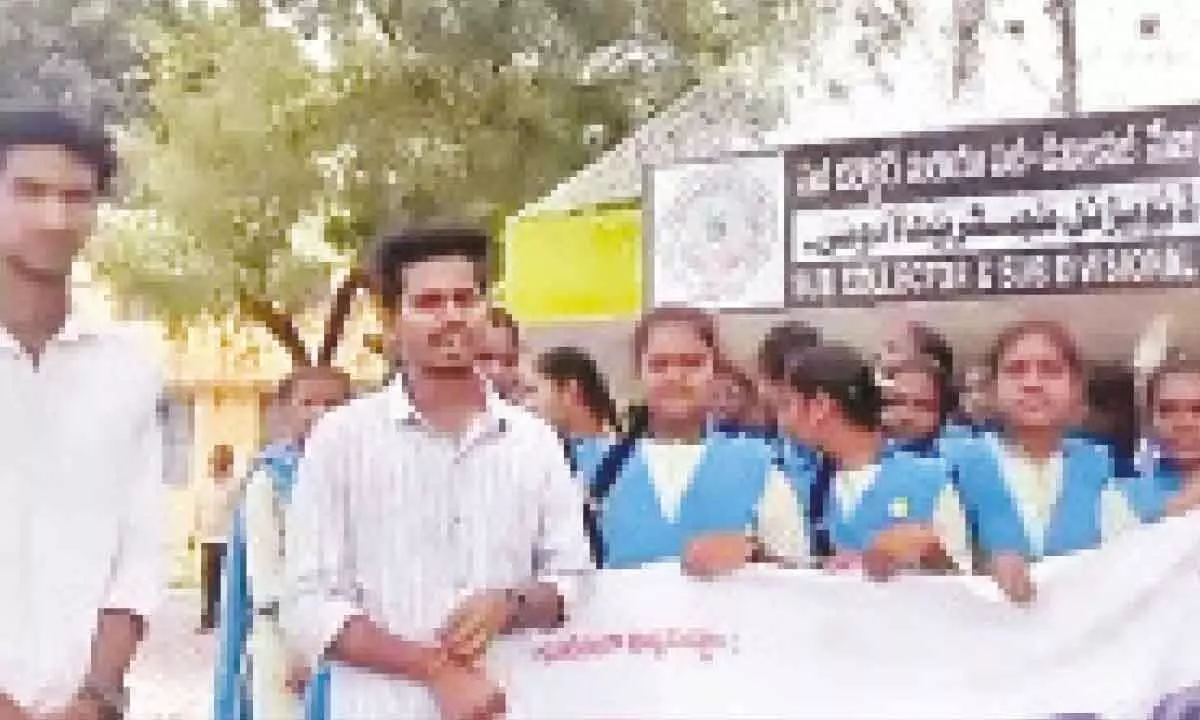 RPSF leaders and students staging a protest near Bheemas Circle in Adoni on Thursday