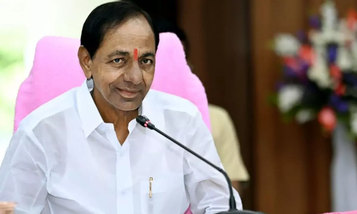 KCR receives a warm welcome from cadre while on his wat to Kolhapur