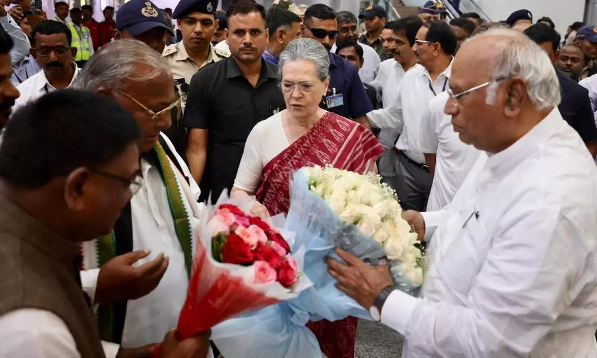 Sonia Gandhi arrives in Hyderabad to attend, state leaders gave warm welcome