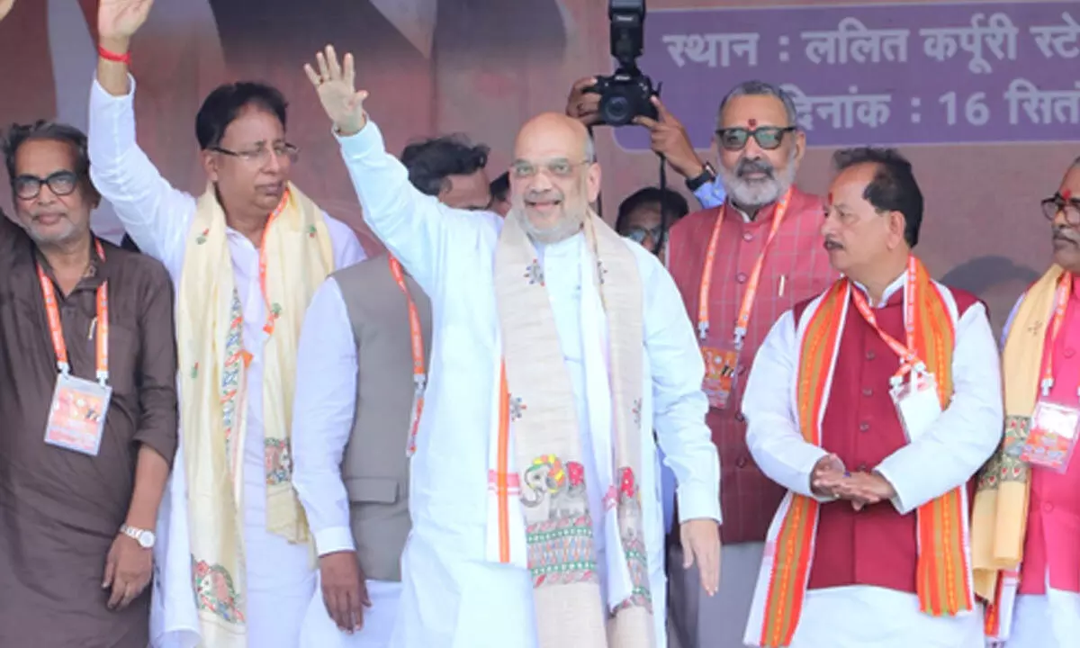 Alliance between Lalu and Nitish like oil and water which cant be mixed: Shah