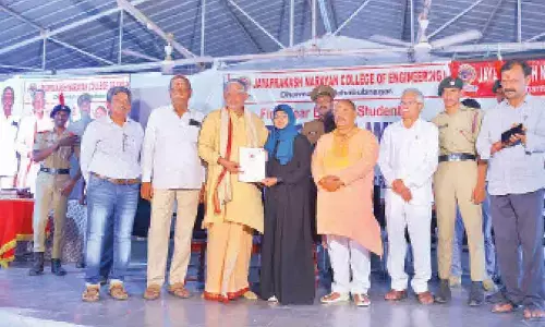 Mahbubnagar: Actor Tanikella Bharani motivates Engineering Students