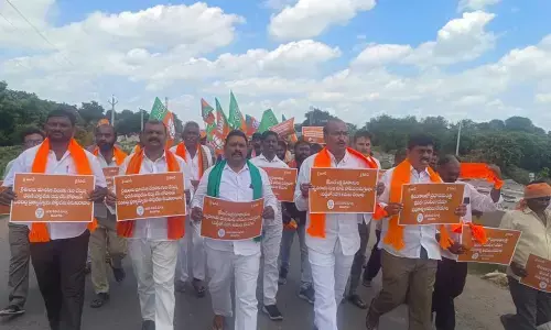 BJP Kisan Morcha stages rasta-roko at Khammam