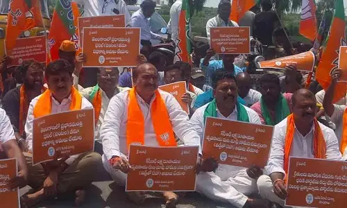 Khammam: Kisan Morcha protests, calls BRS anti-farmer