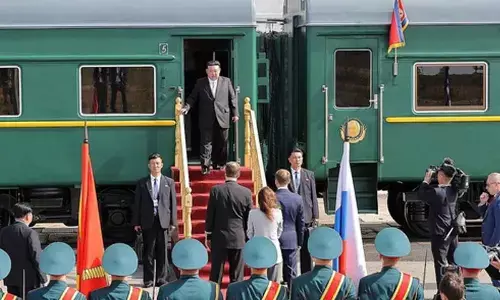 Kim leaves Russia on armoured train to return N.Korea