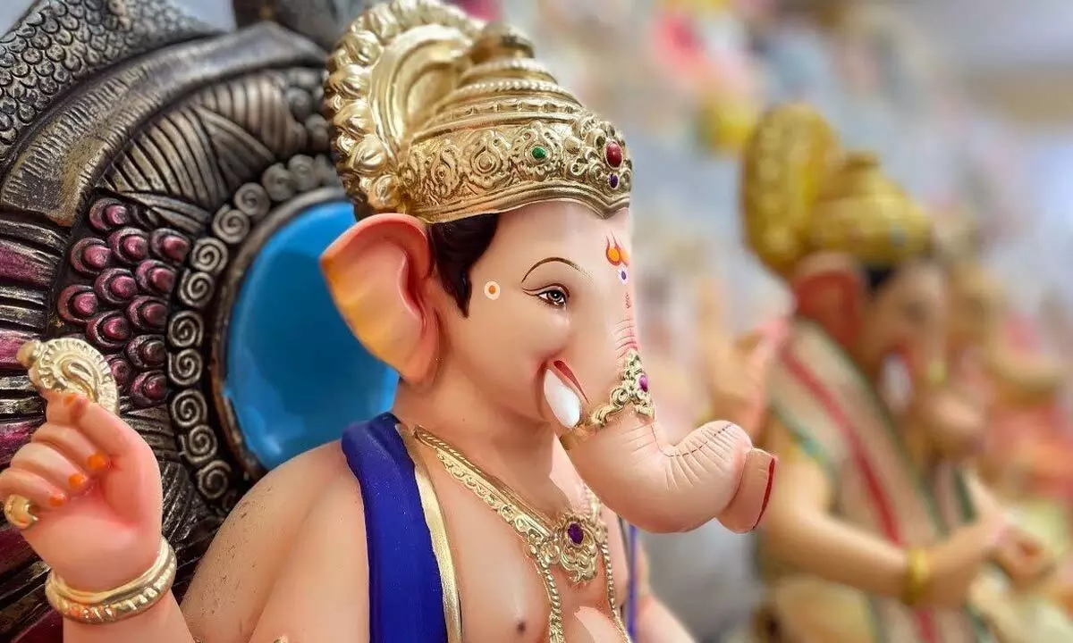 Artisans selling Solapur Ganesh idols in city to make a fast buck