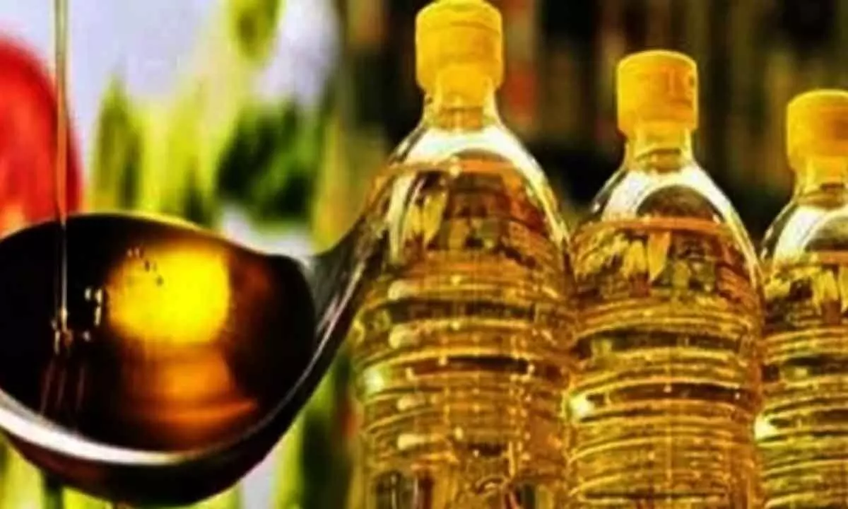 Maha: ‘Unlicensed’ firm supplies cooking oil in discount kits to poor people