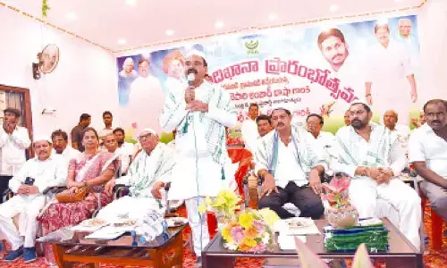 Deputy CM Amzad Basha s[ealomg at a meeting in Ponnuru on Sunday. Government Chief Whip in the State Legislative Council Dr Ummareddy Venkateswarlu and Ponnuru MLA Kilari Rosaiah are also seen.