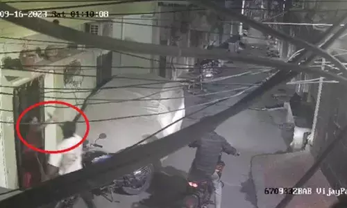 Two youths brandish weapon after their bike hit a car in Delhi, case registered