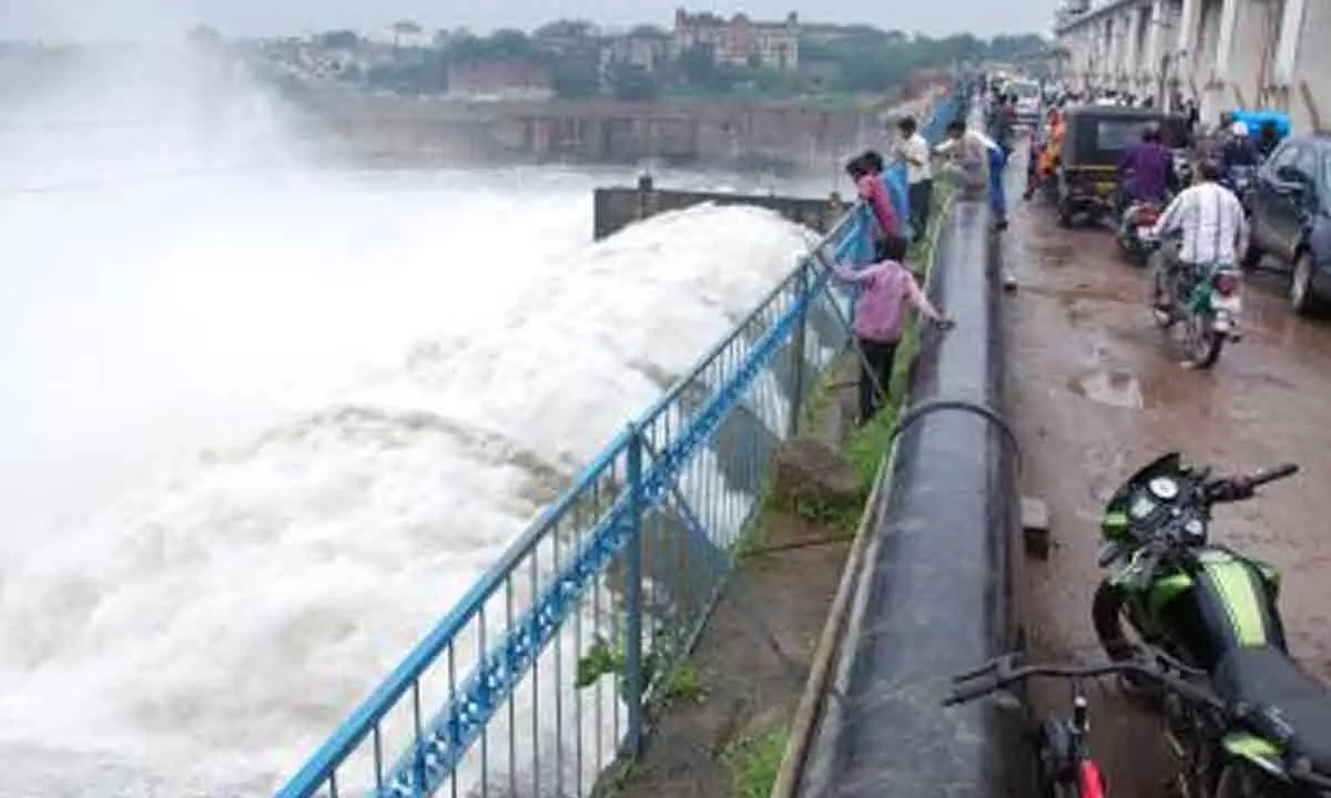 Gujarat: 13,000 cusecs water discharged from Vasna barrage in Sabarmati River to regulate water level