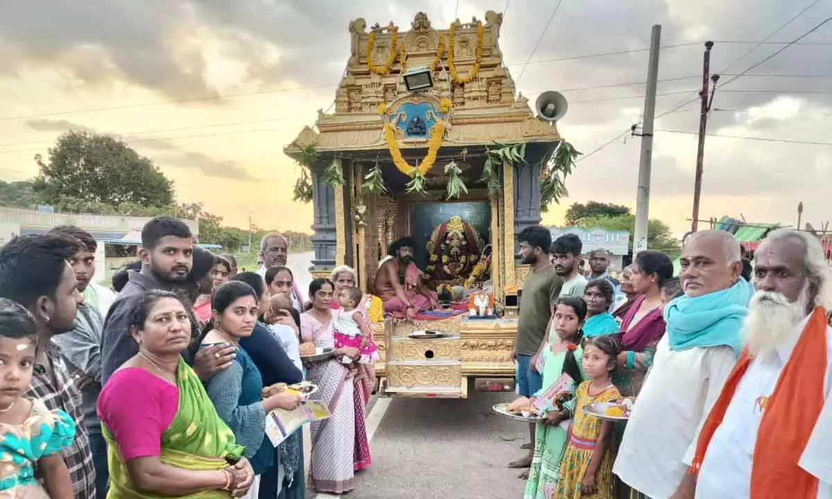 Sri Swayambhu Varasiddi Vinayaka radham reaches Bai Reddipalli