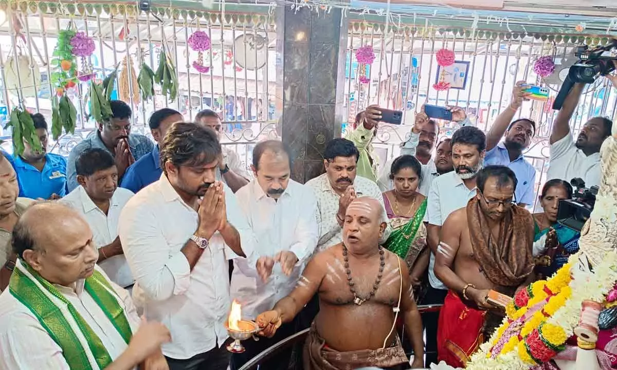 TDP leaders Yanamala Ramakrishnudu, Adireddy Srinivas and others offering prayers to Goddess Bala Tripura Sundari in Rajamahendravaram on Wednesday