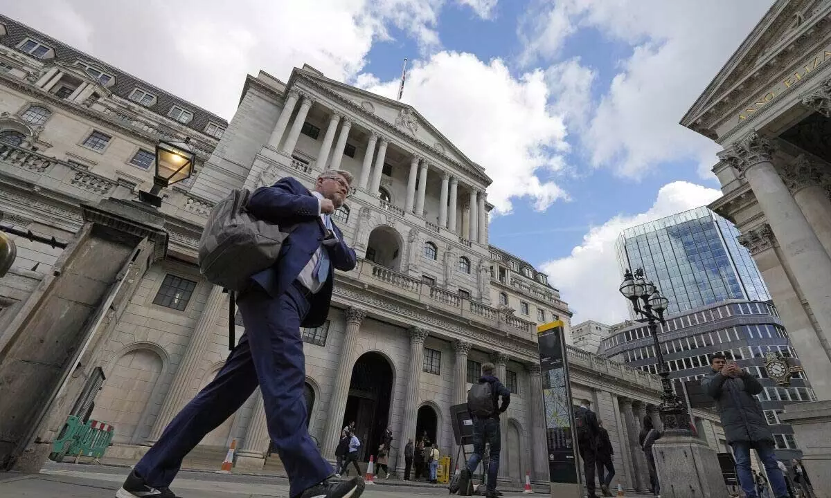 Bank of England joins US Fed in avoiding another interest rate hike after inflation declines By Pan Pylas