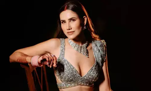 Sonnalli Seygall signs a 3-film deal with Jio Studios!