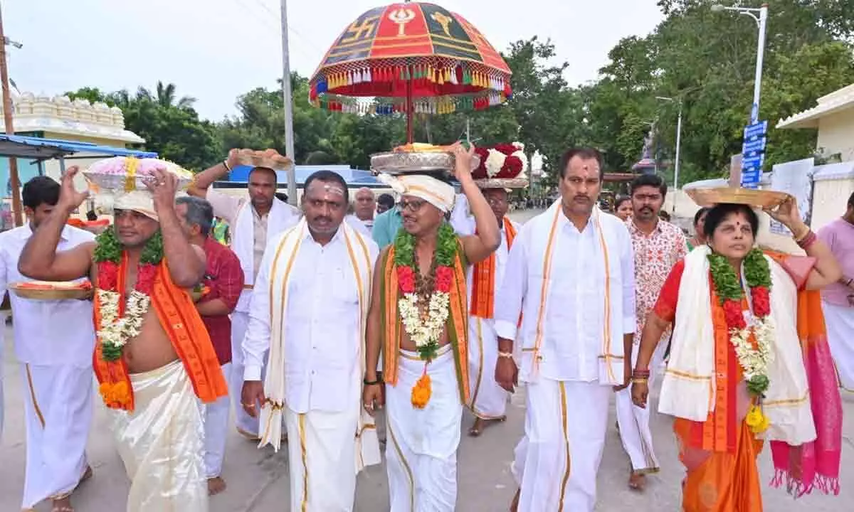 Srisailam EO S Lavanna presents silk robes to Kanaipakam Lord