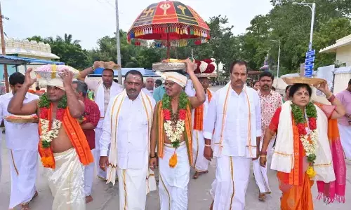 Srisailam EO S Lavanna presents silk robes to Kanaipakam Lord