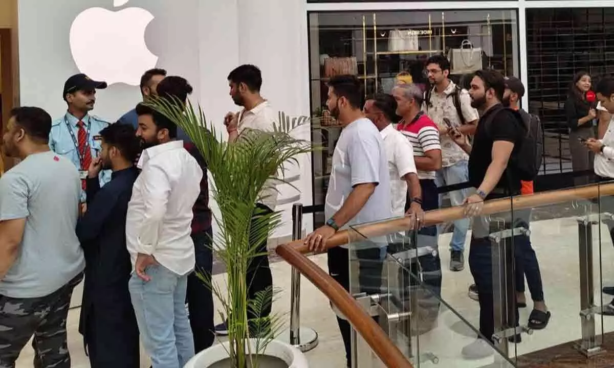 Enthusiasts Queue For iPhone 15 Despite Premium Price, While Two Take Drastic Measures In Delhi
