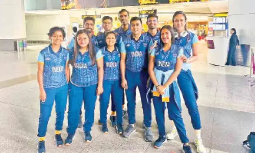Indian men, women canter into pre-quarters