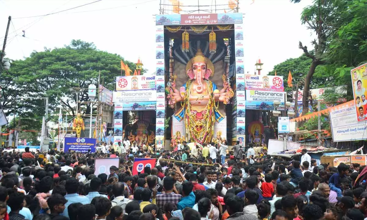 Hyderabad: Lakhs throng to catch sight of Khairatabad Maha Ganesh